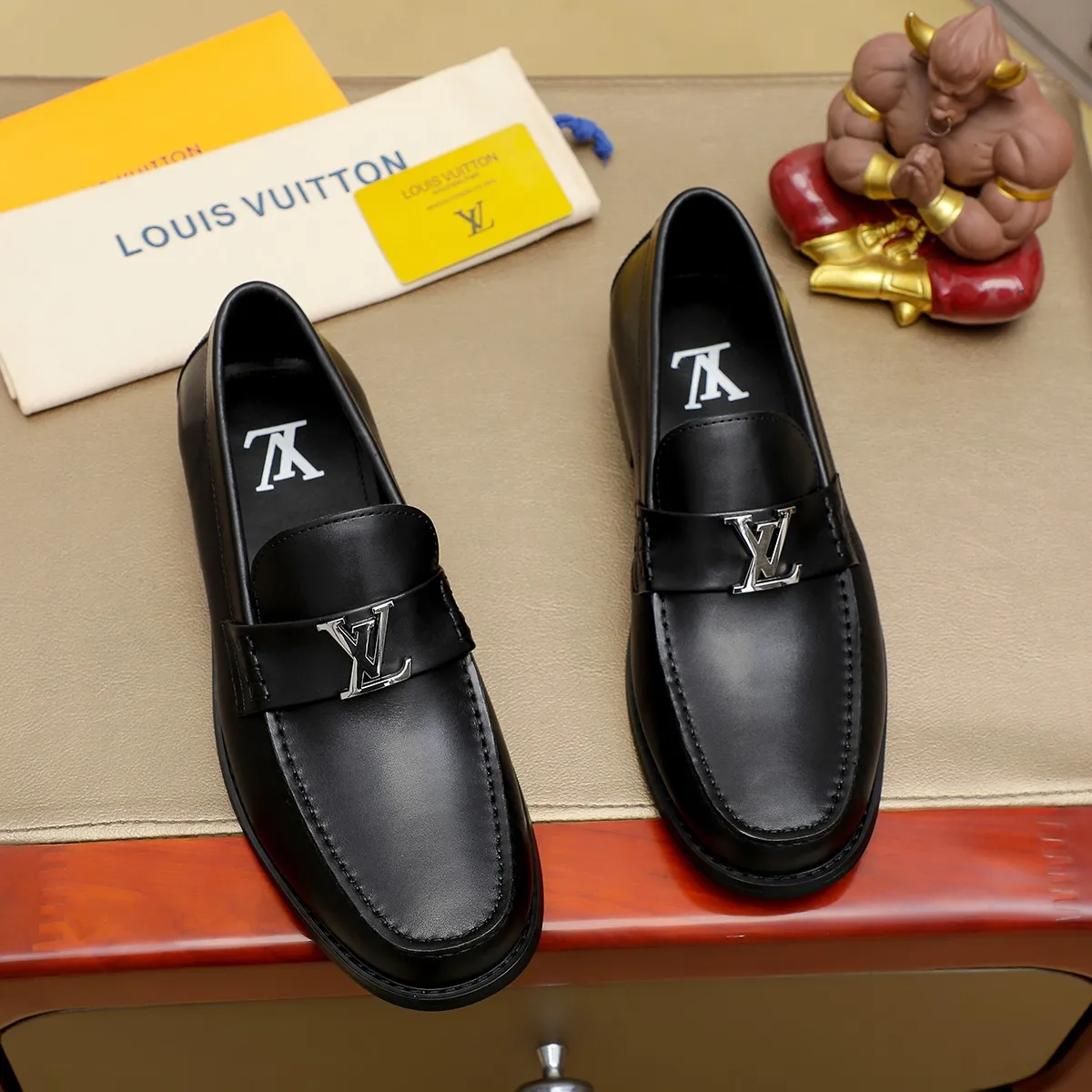 Men's shoes 460 💰 Louis Vuitton LV ® 🆕 model 🔛 full shoe counter, first layer cowhide, 🐂leather lining casual shoes for men, super soft outsole, a must-have for driving. Synchronized with the counter, original first layer cowhide, completely 1:1 mold customization 🌹 top version, color optional! Number: 38-44 (45.46 customized)